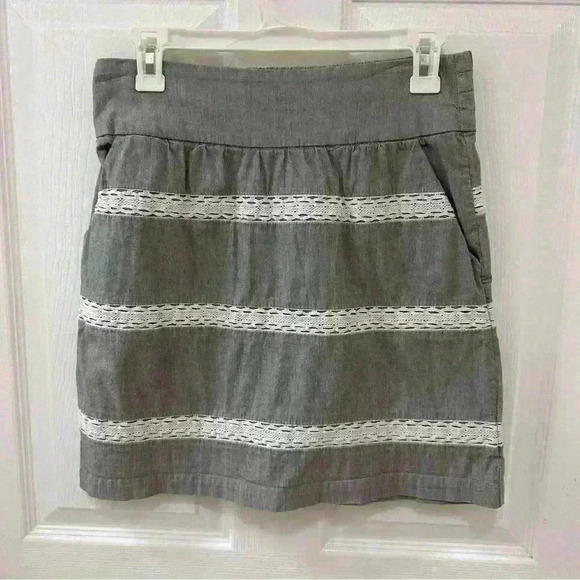 Banana Republic Grey Pull On Mini Skirt with White Lace Stripes Pockets Size 2 - Picture 1 of 8